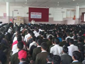 adarsh vidhya mandir madhyamik vidhyalaya men bk taruna ne  diya vyasan mukti ka sandesh(1)