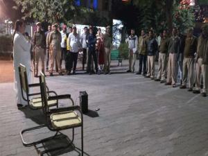 city kotwali sindhu nagar men police karmiyon ko vyasan mikti par samjhate hue brahma kumari taruna behn.(1)
