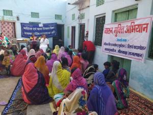 mahila evam balvikas vibhag men rajyog se  vyasan mikti par samjhate hue brahma kumari taruna behn.111