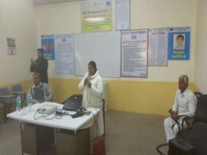 nitin spinner men anita behn shramikon ko vyasan mukti par samjhate hue. sath men Dr jatav, shyam bhai