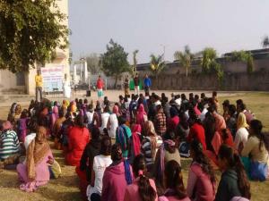 pradhanmantri kaushal vikas kendra men vyasan mikti par samjhate hue brahma kumari taruna behn.